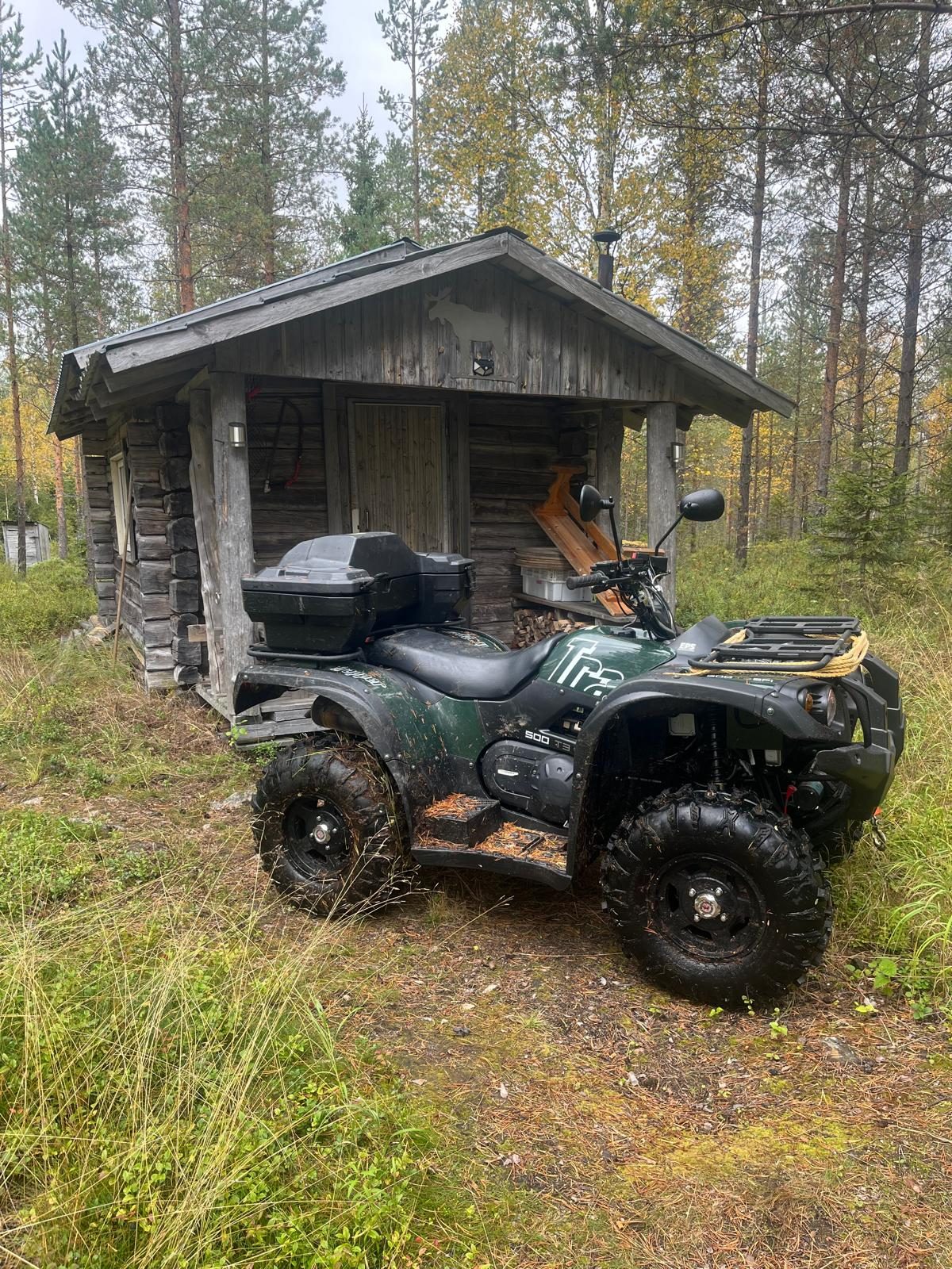 Mönkijä vanhan aitan edessä