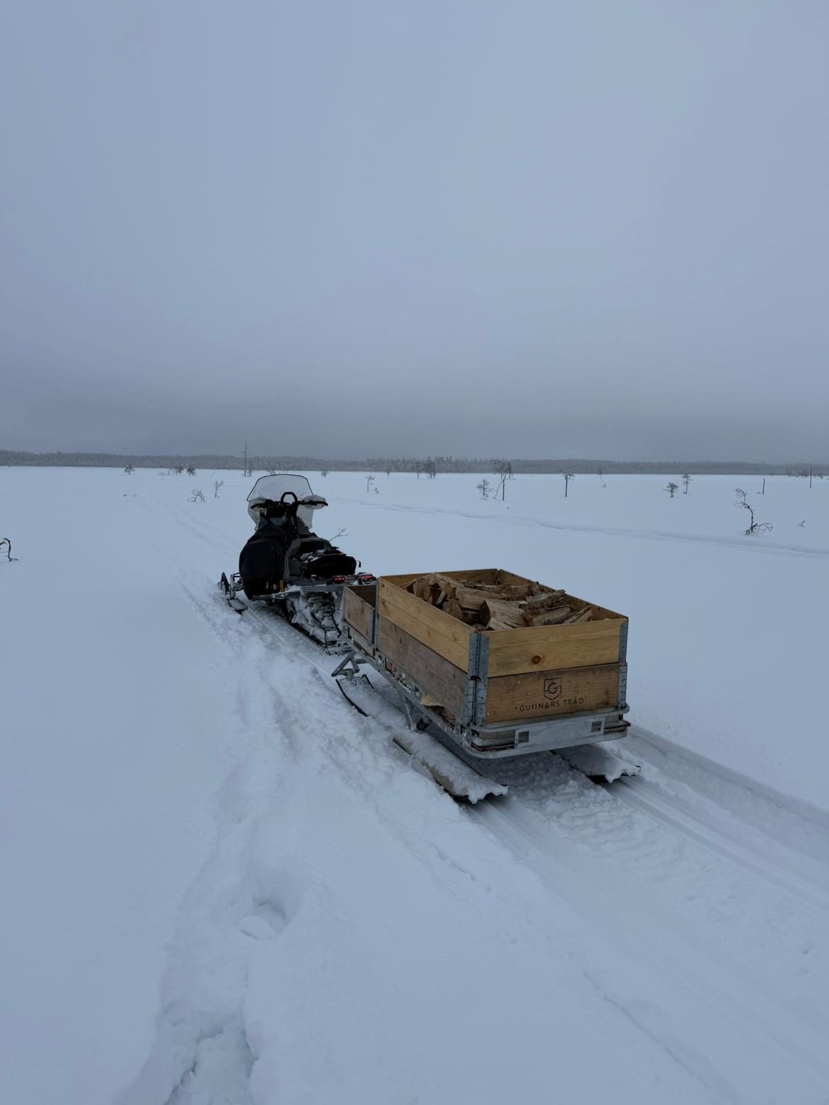 Kelkka ja ahkio hankikannolla