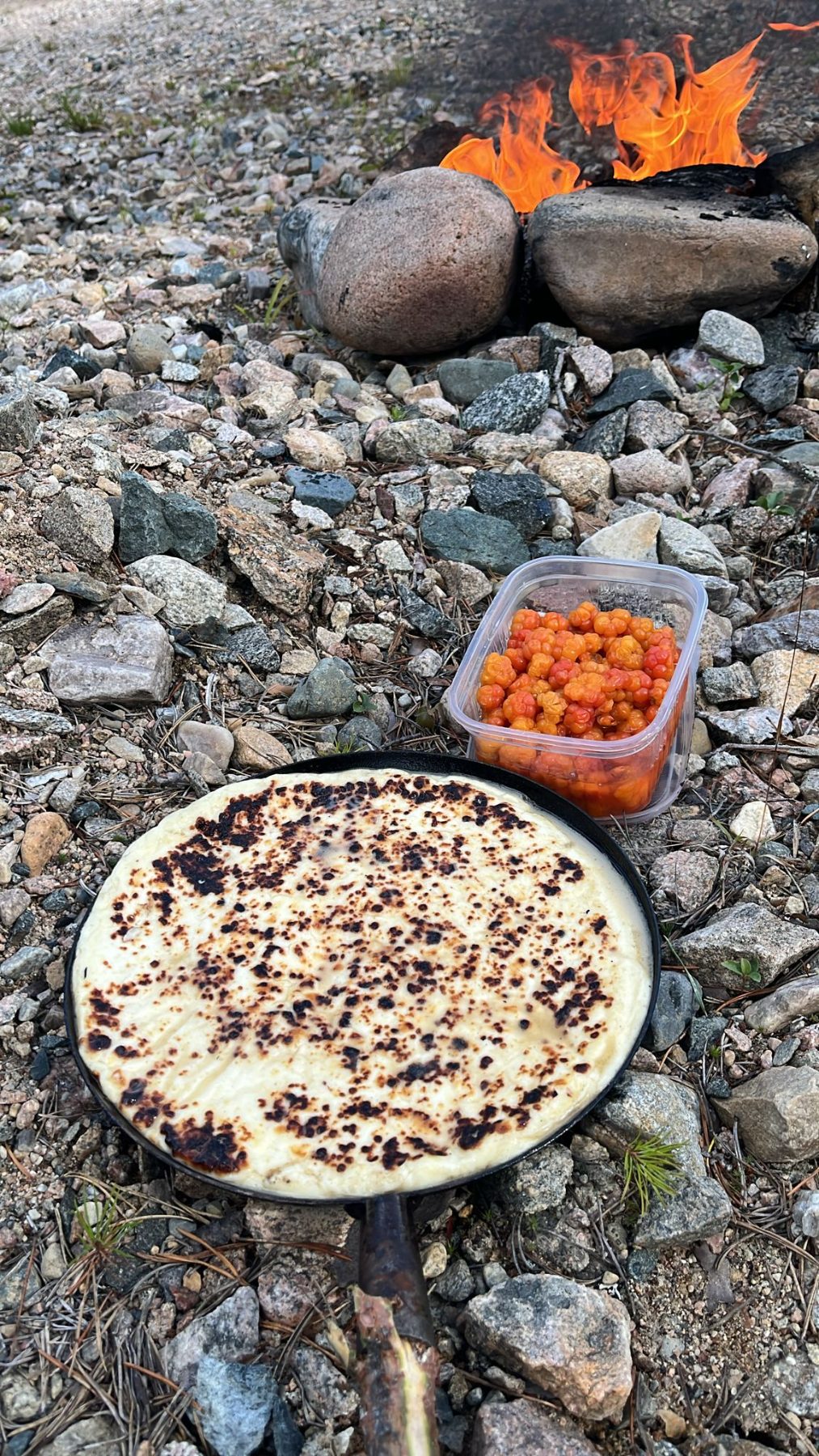 Nuotiolla paistettua rieskaa